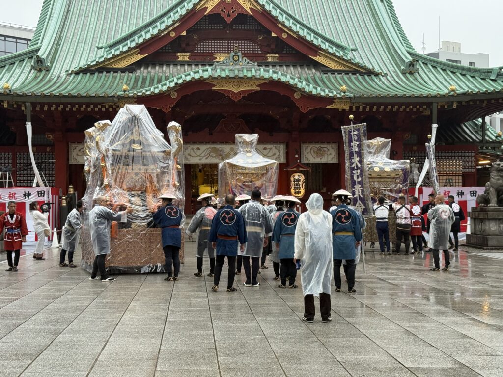 鳳輦・神輿飾り付け（神田祭を彩る準備の美）