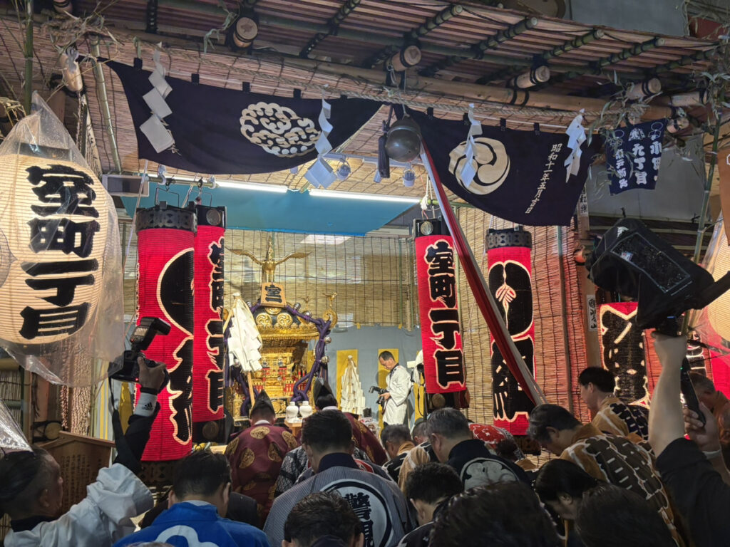 室町一丁目会　神輿神霊入れ