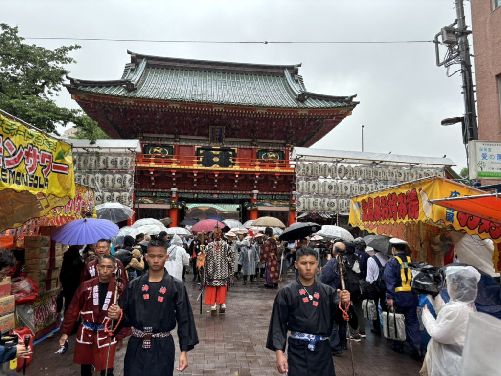 神幸祭行列出発
