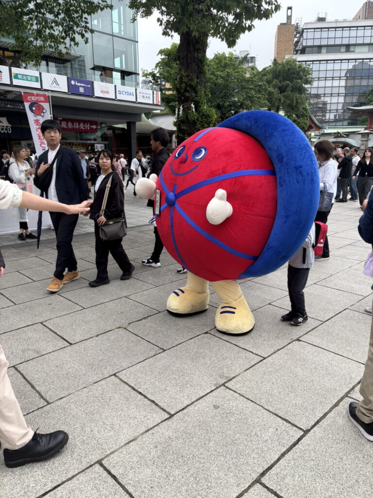 本日明日と境内に赤帽くんがやってきました